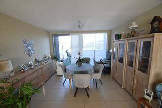 Penthouse met volgende eigenschappen:<br /><br />° wonen in een verzorgde residentie<br />° panoramisch zicht op beide terrassen<br />° lift met directe toegang tot appartement<br />° snelle verbinding met Bilzen, Hasselt en E313.<br /><br />INDELING:<br /><br />° Niveau -1:<br />ondergrondse parkeerplaats - kelderberging<br /><br />° Niveau +3:<br />centrale inkomhal - living - keuken - 2 terrassen - wasplaats - badkamer - gastentoilet - 2 slaapkamers.<br /><br />Terrassen zijn toegankelijk via living en beide slaapkamers.<br /><br />Wil je dit graag pand bezoeken? Surf naar confideo-immo.be en klik verder naar dit pand. Via de knop "Ik ben kandidaat", die je vindt onder de omschrijving van het pand, maak je je huurdersprofiel aan. Doorloop alle stappen en voltooi je aanvraag. Daarna zullen wij je contacteren om een bezichtiging te plannen. <br />