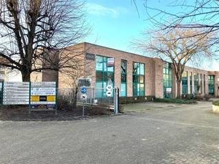 De opslagruimtes met kantoren zijn gelegen op de KMO site Langeveld Park, bereikbaar via de Petrus Basteulsstraat aan de Bergensesteenweg.De opslagruimte is 1.003 m² en toegankelijk via 2 sectionaalpoorten; de kantoren zijn 299 m² groot (gelijkvloers en verdieping). Verwarming op gas ; aparte tellers per kantoorunit.Er zijn douches voorzien en een sociale ruimte. Apart sanitair. lichtstraat led verlichtingvrij hoogte betonvloer parkingGemakkelijke bereikbaarheid R0
