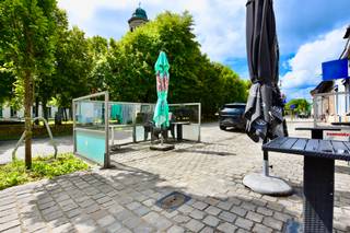 Wenst u een handelszaak te starten op het charmante Drongenplein, omgeven door groen, een trekpleister voor toeristen, dan is dit uw kans!...