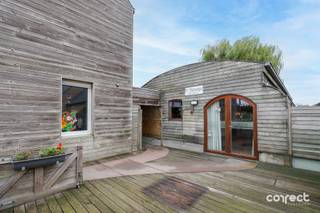 Ruime woning met horeca in Staden.STARTPRIJS: Elk bod boven deze startprijs, wordt voorgelegd aan de eigenaars, die al dan niet kunnen in gaan op dit aanbod.Deze ruime woning is gelegen in Staden en combineert een aangename woongelegenheid met een aparte handelsruimte, momenteel ingericht als café.De woning zelf beschikt over een ruime leefruimte, een keuken, een badkamer en maar liefst zes slaapkamers. Dankzij de ruime indeling en het aantal slaapkamers biedt de woning verschillende mogelijkheden, zoals het uitbouwen van een B&B, een kangoeroewoning, een combinatie van wonen en werken of een andere invulling naar eigen wensen.De aparte handelsruimte beschikt ondermeer een overdekt terras een keuken en een koelcel. Dit maakt het pand bijzonder interessant voor zelfstandigen of ondernemers die graag een eigen zaak aan huis willen combineren met een ruime woonst.Met een EPC-label D is er bovendien geen renovatieverplichting van toepassing.Een veelzijdig pand met ruimte, mogelijkheden en een interessante combinatie van wonen en ondernemen. Zeker het ontdekken waard voor wie op zoek is naar een eigendom met een ruime woongelegenheid én commerciële mogelijkheden.📞 Contacteer Estée voor een bezoek: 0485 19 03 98 – estee@correctvastgoed.be👉 Online schattingstool: www.correctvastgoed.be/schatting