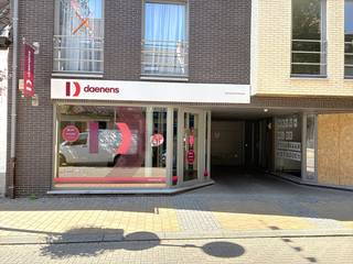 Bent u op zoek naar het ideale commerciële vastgoed om te huren in de regio Schoten? Deze gelijkvloerse kantoorruimte te huur bevindt zich op een absolute toppositie in de bruisende Paalstraat, de meest bekende winkelstraat van de gemeente. Dankzij de centrale ligging profiteert uw onderneming van continue passage en een uitstekende visibiliteit. Wie beslist een kantoor of praktijkruimte te huren in het hart van Schoten, kiest voor een dynamische werkomgeving waar alle voorzieningen en openbaar vervoer zich op wandelafstand bevinden.<br /><br />Met een totale oppervlakte van 84 vierkante meter is deze eigendom uiterst praktisch en flexibel ingedeeld:<br /><br />- Bureauruimte: Een ruime en lichtrijke ontvangst- en werkplek aan de straatzijde met een grote, representatieve vitrine.<br /><br />- Polyvalente tussenruimte: Een veelzijdige zone die eenvoudig ingericht kan worden als extra werkruimte, opslagruimte of vergaderhoek.<br /><br />- Keuken: Een afzonderlijke, functioneel ingerichte keuken voor optimaal comfort tijdens de werkdag.<br /><br />- Sanitair: Een afzonderlijk toilet.<br /><br />- Autostaanplaats: Een private parkeerplaats op het terrein achteraan het gebouw, wat een enorme meerwaarde biedt voor u of uw medewerkers.<br /><br />De huurprijs deze kantoorruimte bedraagt €1.480 per maand en met een maandelijkse provisie van 65 euro.<br /><br />Ben jij geïnteresseerd om dit vastgoed te huren in Schoten? Aarzel dan niet om ons te contacteren.