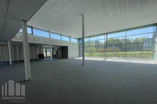 Kwalitatief en lichtrijk <strong>kantoor </strong>van 323 m² met 324 m² <strong>opslagruimte</strong> te huur op een uitstekende locatie nabij de R0 in Wemmel. Deze instapklare kantoorruimte bestaat uit 323 m² op de eerste verdieping, en werd recent gerenoveerd met oog voor comfort en duurzaamheid. Dankzij de nabijheid van de R0 en de E40 is het kantoor vlot bereikbaar, wat het ideaal maakt voor bedrijven die belang hechten aan bereikbaarheid voor zowel medewerkers als klanten.<br /><br />Het gebouw waarvan dit kantoor deel uitmaakt biedt in totaal 1.600 m² aan kantoorruimte en 900 m² magazijnruimte, met maar liefst 36 parkeerplaatsen en 16 laadpunten voor elektrische voertuigen. Duurzaamheid staat centraal in dit project: er worden geen fossiele brandstoffen gebruikt, het gebouw is uitgerust met slimme LED-verlichting, een warmtepomp/VRF-systeem en een ventilatiesysteem met warmteterugwinning. Bovendien zorgen thermische isolatie en zonwerende beglazing voor een aangenaam binnenklimaat, terwijl meer dan 350 zonnepanelen op het dak bijdragen aan een aanzienlijke energiebesparing.<br /><br />Het resultaat is een primaire energiebesparing van 65% en een CO₂-reductie van 80%, wat dit gebouw niet alleen toekomstgericht, maar ook aantrekkelijk maakt voor bedrijven met een duurzaamheidsvisie. Met een BREEAM-score van 60% voldoet het gebouw aan de criteria voor een “Good” certificaat. Dit gerenoveerde kantoor biedt een groene, aangename en inspirerende werkomgeving waar medewerkers zich elke dag thuis voelen.<br /><br />Voor bijkomende inlichtingen, plannen of een plaatsbezoek kan u contact opnemen met <strong>PANORAMA B2B</strong> op het nummer <strong>0477 09 00 09.</strong>