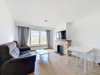 Dit instapklare appartement te huur in het bruisende Deurne biedt een uiterst comfortabele woonervaring. Gelegen aan de levendige Bisschoppenhoflaan geniet je van een centrale ligging in Deurne nabij winkels en openbaar vervoer. Het pand kan zowel gemeubileerd als ongemeubileerd gehuurd worden, wat zorgt voor maximale flexibiliteit.<br /><br />Indeling eerste verdieping met lift:<br /><br />-Leefruimte (29 m²): Lichtrijke woonkamer met keuken uitgerust met ijskast, diepvries, oven, kookplaat en enkele spoelbak.<br />-Slaapkamer 1 (15 m²): Ruime hoofdslaapkamer met voldoende plaats voor een groot bed en kleerkasten.<br />-Slaapkamer 2 (8 m²): Tweede slaapkamer, perfect te gebruiken als kinder-, logeer- of werkkamer.<br />-Slaapkamer 3 (7 m²): Derde slaapkamer met diverse invulmogelijkheden.<br />-Badkamer (3 m²): Comfortabele badkamer voorzien van een douche, een enkele wastafel en een aansluiting voor een wasmachine en een droogkast.<br />-Toilet: Afzonderlijke toiletruimte.<br />-Terras (6 m²): Aangenaam terras achteraan gelegen om buiten te ontspannen.<br /><br />Bijzonderheden:<br /><br />-Per direct beschikbaar om te huren<br />-Flexibele huurvoorwaarden (gemeubileerd of ongemeubileerd mogelijk)<br />-Optionele autostaanplaats achteraan het gebouw<br />-EPC B<br />-Gemeenschappelijke kosten 150 euro per maand inclusief water en gas