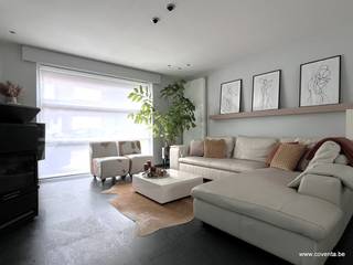 <strong>Deze klassevolle woning bestaande uit:</strong> inkomhal met gastentoilet, moderne woonkamer met salon en aansluitende ingerichte keuken (zicht naar de zonnige tuin / terras), berging, wasplaats en garage (automatische garagepoort).<br /><br /><strong>Op het verdiep:</strong> nachthal, 3 ruime slaapkamers, badkamer met bad, douche, wc en dubbele spoelbak. Bureau ruimte.<br /><br />Vaste trap naar de zolder, dewelke ingericht is naar slaapkamer met zijn afzonderlijke badkamer en hobbyruimte.<br /><br /><span><strong>+ Goed onderhouden woonst.<br />+ Kwalitatieve luxueuze afwerking.<br />+ Centrale ligging.<br />+ Garage, tuin en terras.<br />+ Zonnepanelen inbegrepen.<br /><br />Prijs 1100€/maand</strong></span><br /><br />EPC 119 kWh/m² UC1945303