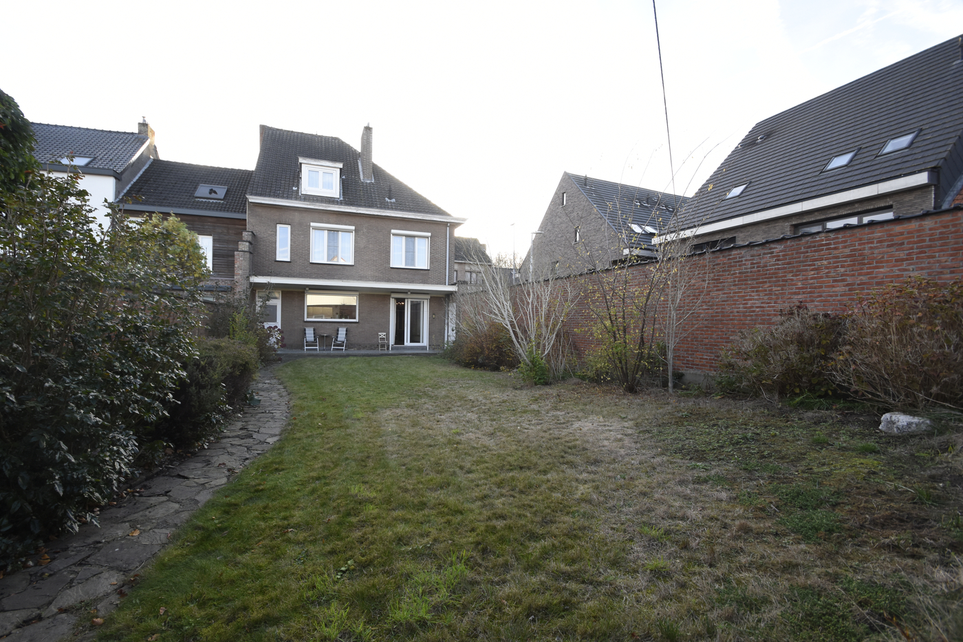 Ruime gezinswoning met 5 slaapkamers, diepe tuin en garage - foto 4