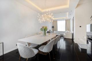 Voor verdere info of een vrijblijvende waardebepaling van uw eigendom: jordi.broes@homixx.be of 016 19 93 40.<br /><br />Met veel genoegen stellen wij u deze rustig gelegen en energiezuinige halfopen bebouwing voor, die in 2012 grondig werd gerenoveerd en gelegen is op een mooi perceel van 346 m².<br />Deze woning combineert op harmonieuze wijze eigentijds wooncomfort, een slimme indeling en een uiterst aangename leefomgeving. <br /><br />Bij het betreden van de woning komt u via de inkomhal terecht in de lichtrijke leefruimte, waar de uitnodigende open keuken naadloos op aansluit. <br />Het dagelijkse wooncomfort wordt op de gelijkvloerse verdieping extra versterkt door een uiterst praktische en afzonderlijke wasplaats / berging. <br />De woning heeft een verzorgde badkamer met bad, inloopdouche, dubbele lavabo en een apart toilet, wat deze eigendom uitermate geschikt maakt voor een gezin. <br />De verdieping telt drie volwaardige slaapkamers, waarvan 1 met dressingruimte.<br />Een absolute meerwaarde is de sfeervolle pergola, waar u het hele jaar door kunt genieten van een groen zicht op het terras en de omheinde tuin. <br />Ook op het vlak van parkeergelegenheid woont u hier bijzonder praktisch dankzij de private buitenparkeerplaats voor de woning. <br /><br />Troeven:<br /><br />- Drie volwaardige slaapkamers en afzonderlijk toilet<br />- Lichtrijke leefruimte met open keuken, pergola en gezellig terras<br />- Private buitenparkeerplaats en een perceel van 346 m² <br />- Zeer energiezuinige en goed geïsoleerde woning (EPC B)<br /><br />We kijken uit naar uw afspraak!