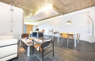 <p>Gelegen aan <strong>Chaussée de Waterloo 935, Ukkel</strong>, beslaat dit <strong>1.030 m² kantoor</strong> de <strong>hele tweede verdieping</strong> van een prestigieus gebouw uit 1970, recent gerenoveerd. Het gebouw telt drie huurders: speelbibliotheek (gelijkvloers), hogeschool (eerste verdieping) en dit kantoorplateau (tweede verdieping). Met <strong>vier gevels</strong> is er <strong>uitstekend natuurlijk licht</strong> de hele dag.</p>
<p>Indeling: <strong>open spaces, privékantoren, receptie, refter, IT/serverruimte, mannen- en damestoiletten</strong>, en een <strong>zeldzaam privéterras van 100 m²</strong>.</p>
<p><strong>Inclusief in prijs: 22 parkeerplaatsen</strong> en <strong>380 m² kelderarchieven</strong>.</p>
<p><strong>Technische kenmerken:</strong> centrale gasverwarming, airco, lift, PRM-toegang, beveiligde toegang, IT-bekabeling, volledig gerenoveerd. EPC-certificaat in aanvraag.</p>
<p><strong>Financiële info:</strong> gemeenschappelijke lasten ± €1.915/maand, onroerende voorheffing ± €23.090/jaar, parking en archieven optioneel, beschikbaar onmiddellijk.</p>
<p><strong>Bereikbaarheid:</strong> bus en tram dichtbij, stations Vivier d’Oie &amp; Diesdelle, E411, A4, Ring R0 goed bereikbaar; winkels en restaurants op wandelafstand.</p>
<p><strong>Belangrijkste troeven:</strong> 100 m² terras, flexibele indeling, prestigieus gebouw, uitzonderlijke opslag, ideaal voor dienstverleners, administratieve zetels, technische kantoren, professionele organisaties, startups of academische instellingen.</p>