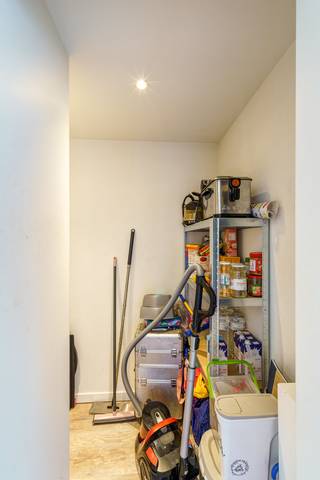 <p>Vragen of interesse? Contacteer dimitry via dimitry@copandi.be of 0493 37 27 43.</p><p>Bent u op zoek naar een instapklare gezinswoning pal tegen het centrum van Schoten? Deze recent gerenoveerde woning combineert modern wooncomfort met een absolute toplocatie. Dankzij de centrale ligging bevindt u zich op wandelafstand van winkels, scholen en het openbaar vervoer, terwijl de aanwezigheid van een eigen oprit een grote luxe is in deze buurt.</p><p>Bij het binnenkomen ontdekt u een lichte en sfeervolle leefruimte, waar voldoende plaats is voor zowel een gezellige zithoek als een ruime eetkamer. Aansluitend bevindt zich de vernieuwde, praktische keuken die van alle nodige gemakken is voorzien. Het gelijkvloers is bovendien slim ingedeeld met een eerste douchekamer met toilet, een handige berging voor al uw voorraad en extra opbergruimte onder de trap.</p><p>De bovenverdieping is efficiënt ingericht met twee volwaardige slaapkamers en de handige maatkasten. Daarnaast treft u de comfortabele badkamer aan, uitgerust met een ontspannend ligbad en een dubbele wastafel. Helemaal achteraan bevindt zich tot slot nog een praktische wasruimte met een extra toilet.</p><p>Buiten kunt u heerlijk tot rust komen op het gezellige, zuidwest-gerichte koertje, waar u optimaal van de zon geniet. Maak snel uw afspraak!</p>