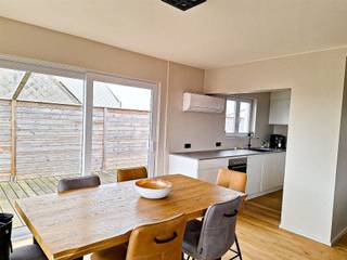 Licht, ruimte en een uniek dakterras<hr /><hr />Dit instapklare appartement combineert moderne afwerking met een uitzonderlijk dakterras en een slim ingedeelde leefruimte. Geen doorsnee appartement, maar een plek die tegelijk klasse en comfort uitstraalt.<hr /><hr />Troeven op een rij:<hr />Ruim dakterras met open zicht: jouw privéplek voor zon, ontspanning en buitenleven.<hr />Lichtrijke leefruimte met parketvloer en moderne gashaard voor sfeer en gezelligheid.<hr />Strakke keuken met kwalitatieve toestellen en praktische indeling.<hr />Hedendaagse badkamer met dubbele wastafel, inloopdouche, ligbad en strak tegelwerk.<hr />Drie slaapkamers, rustig en functioneel ingedeeld.<hr />Glazen deurpartij die extra licht en ruimtegevoel geeft in de hal.<hr /><hr />Waarom dit appartement anders is:Waar veel appartementen compromissen vragen, krijg je hier ruimte, licht en buitenbeleving in overvloed. Het grote terras maakt van dit appartement een echte buitenkans voor wie zowel binnen als buiten wil genieten. Vllotte bereikbaarheid en nabij winkels, openbaar vervoer en invalswegen.Richtprijs 385 000 €