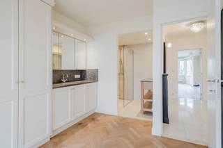 Bent u op zoek naar een stijlvol appartement op toplocatie in Kortrijk? Dan is dit volledig vernieuwde appartement aan de vernieuwde en verlaagde Leieboorden absoluut het ontdekken waard. Gelegen pal in het centrum geniet u hier van een unieke combinatie van rust, licht en levendigheid, met winkels, horeca en alle voorzieningen op wandelafstand.De lichtrijke leefruimte met open keuken vormt het hart van het appartement en sluit naadloos aan op het gezellige zuidgerichte terras. Vanuit de living geniet u bovendien van een bijzonder aangenaam zicht, waardoor deze locatie zowaar een instant vakantiegevoel oproept.Het appartement beschikt officieel over twee slaapkamers. De tweede slaapkamer werd momenteel ingericht als een luxueuze dressing met geïntegreerde badkamer, wat zorgt voor extra comfort en een hoogwaardige uitstraling.Daarnaast geniet u van de charme van een kleinschalige residentie, wat bijdraagt aan het rustige en aangename woongevoel. Extra troef is de mogelijkheid om er een overdekte staanplaats bij aan te kopen.Dankzij de compacte, onderhoudsvriendelijke indeling en de uitstekende ligging is dit appartement ideaal voor wie comfortabel en zorgeloos wil wonen op een absolute toplocatie in Kortrijk.Bestuursmaatregelen in het maatregelenregister: in aanvraag