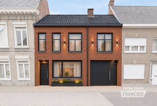 Op zoek naar een woning te koop in Poperinge met ruimte, karakter en toekomstpotentieel? Deze te renoveren rijwoning in de Boeschepestraat combineert een centrale ligging met verrassend veel volume en biedt alle kansen om er een eigentijdse en comfortabele thuis van te maken.<br /><br />Met een bewoonbare oppervlakte van maar liefst 238 m² vormt deze eigendom een uitstekende basis voor wie op zoek is naar een ruime woning of gezinswoning in het centrum van Poperinge. Achter de brede gevel schuilt een woonst met tal van indelingsmogelijkheden, waar authentieke elementen en renovatiepotentieel samenkomen. Dankzij de doordachte volumes en aparte ruimtes biedt deze eigendom bovendien interessante opportuniteiten voor wie wonen en een aparte leefeenheid wenst te combineren, zoals bijvoorbeeld een woning met studio (onder voorbehoud van de geldende regelgeving en vergunningen). De woning beschikt vandaag over drie slaapkamers en één badkamer, met bijkomende mogelijkheden om de indeling verder af te stemmen op jouw woonwensen.<br /><br />De indeling gaat als volgt:<br /><br />GELIJKVLOERS<br /><br />inkomhal - gang - leefruimte en eetkamer - keuken - bakkersruimte - lange garage - buitenberging<br /><br />EERSTE VERDIEPING<br /><br />nachthal - 3 slaapkamers - badkamer - leefruimte met keuken (mogelijkheid tot 4 de slaapkamer) - zolder boven garage<br /><br />ZOLDERVERDIEPING<br /><br />Buiten geniet je van een uitgestrekte tuin die uitnodigt tot ontspanning en buitenleven. Extra praktisch is de lange, dubbele garage, een absolute meerwaarde in deze centrale omgeving. Dankzij de topligging woon je op wandelafstand van voorzieningen, winkels en het bruisende centrum van Poperinge.<br /><br />Met behulp van AI hebben we een visualisatie gemaakt van hoe de voorgevel eruit zou kunnen zien indien het pand wordt opgesplitst in twee afzonderlijke wooneenheden, bijvoorbeeld een woning en een studio.<br /><br />Wil je zelf ontdekken welke mogelijkheden deze woning te koop in Poperinge te bieden heeft? Vraag vandaag nog je bezoek aan via Immo Francois. Vanuit hun sterke lokale verankering begeleiden zij kopers en verkopers in Poperinge, Vleteren, Heuvelland en Mesen met persoonlijke expertise.<br /><br />Denk je eraan om je woning in Poperinge te verkopen? Neem vrijblijvend contact op met Aline van Immo Francois in Poperinge voor een gratis schatting via aline@immofrancois.be.<br /><br />