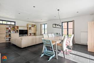 Op een uitstekende locatie in Beerzel (Putte) bevindt zich deze recente villa op een ruim perceel van 825 m². De woning geniet van een rustige, residentiële ligging met een vlotte bereikbaarheid, vlak bij winkels, scholen, openbaar vervoer en invalswegen. Dankzij de polyvalente ruimte met aparte ingang is dit de ideale woning voor wie wonen en werken wil combineren.<br /><br />We betreden de woning via de inkomhal met gastentoilet. De lichtrijke leefruimte met open, volledig ingerichte keuken, vormt het hart van de woning en is uitgerust met een inductiekookplaat, oven, dampkap en ingebouwde vaatwasser. Grote raampartijen over de volledige breedte zorgen voor een mooi zicht op het zonnige, westgerichte terras en de volledig omheinde tuin. Aansluitend bevindt zich nog een praktische berging.<br /><br />De polyvalente ruimte van ca. 28 m² met eigen inkom, wachtruimte en toilet is ideaal als praktijk, kantoor of hobbyruimte.<br /><br />Via de nachthal bereiken we vier ruime slaapkamers en een badkamer met inloopdouche, dubbele lavabo en toilet. Een bergzolder zorgt voor extra opbergruimte.<br /><br />Met een bewoonbare oppervlakte van 221 m² en een EPC-label A (51 kWh/m²) biedt deze woning alle hedendaagse comfort. Dak- en vloerisolatie, driedubbele beglazing en zonnepanelen zorgen voor een bijzonder laag energieverbruik.<br /><br />Bent u op zoek naar een recente, energiezuinige villa met praktijkruimte op een rustige locatie in Beerzel? Contacteer ons via 0474/78 07 73 of www.boonstravastgoed.be<br /><br />Bijzonderheden:<br />• 221 m² bewoonbaar<br />• EPC-label A (51 kWh/m²)<br />• Praktijkruimte met aparte ingang