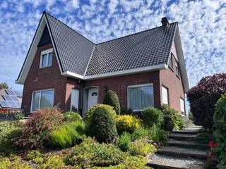 <p>Instapklare vrijstaande woning in het groene Pajottenland</p><p>Op een rustige en groene locatie in het Pajottenland bevindt zich deze instapklare vrijstaande woning, gelegen op een perceel van 5a 22ca. De woning bevindt zich in de Gaasbeeksestraat, op ongeveer 3 km van het centrum van Lennik. Winkels, scholen en restaurants bevinden zich in de nabije omgeving. Ook zijn er busverbindingen richting Brussel-Zuid, Halle, Lennik en Asse. Het metrostation Erasmus en de oprit van de Ring bevinden zich op ongeveer 6,5 km. De woning is doorheen de jaren goed onderhouden en biedt dankzij de praktische indeling heel wat mogelijkheden voor een gezin.</p><p>Het gelijkvloers omvat een inkomhal met apart toilet, een bureau of extra slaapkamer, een ruime leefruimte met salon, eetplaats en keuken en een veranda met elektrische zonwering. Via het schuifraam is er rechtstreeks toegang tot het terras en de volledig omheinde tuin. Op de eerste verdieping bevinden zich een nachthal, drie ruime slaapkamers, een ruime badkamer en twee praktische bergingen. Samen met de kamer op het gelijkvloers zijn er hierdoor tot vier mogelijke slaapkamers. De volledig geïsoleerde zolder biedt bijkomende bergruimte.</p><p>De woning beschikt verder over een kelderverdieping met voorraadkamer, verwarmingsruimte en een grote inpandige garage met sectionale poort. Daarnaast is er een afzonderlijk tuinhuis en zijn er meerdere parkeerplaatsen op het eigen perceel. Verder voorzien van een waterverzachter, regenwaterput, rolluiken en elektrische zonwering.</p><p>Een aangename woning voor wie op zoek is naar ruimte, een tuin en een rustige groene omgeving, gecombineerd met een goede bereikbaarheid richting Lennik, Brussel en de omliggende gemeenten. EPC-label D.</p><p>Interesse in deze veelzijdige woning? Plan snel uw bezoek in.</p>