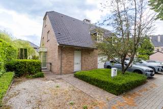 STERREBEEK - Spacieuse maison à 3 façades, excellemment située à la frontière avec Wezembeek-Oppem et à proximité des transports publics (tram...