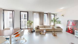 <p><strong>Design appartement</strong> van Jo Crepain met prachtig terras aan het <strong>Modemuseum</strong></p>
<p>Indeling: Hal met kastenwand en gastentoilet.<strong> Royale leefruimte</strong> met veel lichtinval. <strong>Design keuken</strong> voorzien van alle toestellen. Een eerste klein terras. <strong>Hoofdslaapkamer met dressing</strong>. Luxueuse badkamer voorzien van bad, douche en dubbele wastafel. Tweede slaapkamer.<br />Via de trap bereikt men een multifunctionele kamer voorzien van kasten en kitchenette. <strong>Zonnig terras</strong> met open zicht over de stad.</p>
<p>Het volledige appartement is voorzien van een gietvloer. Overal werden <strong>hoogwaardige materialen</strong> gebruikt.</p>