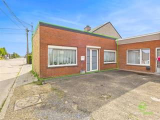 <p><span>In het landelijke Budingen, centraal gelegen tussen Linter en Geetbets, vinden we deze gelijkvloerse woning terug met 2 slaapkamers.</span></p><p><span>De woning is rustig gelegen en op wandelafstand vinden we een kleuter- en basisschool terug. Een supermarkt ligt op slechts 3km.</span></p><p><span>Zowel de centra van Zoutleeuw, Sint-Truiden en Tienen zijn van hieruit vlot bereikbaar. </span></p><p><span>De bushalte voor de deur brengt je gemakkelijk naar de stations van Diest, Tienen en Sint-Truiden.</span></p><p><span> </span></p><p><span>In 2021 werd het dak van de woning vernieuwd en geïsoleerd. Hierna werd er een zonnepaneleninstallatie van 2840 Wp geïnstalleerd in combinatie met een thuisbatterij. </span></p><p><span> </span></p><p><span>Betreden doen we de woning via de grote leefruimte. Deze open ruimte werd ingedeeld met een woonkamer, centrale eetkamer en de keuken. De grote PVC-ramen beschikken hier over hoogrendementsbeglazing en rolluiken. De keuken is voorzien van voldoende werkruimte en zitmogelijkheid. </span></p><p><span>Via de achterhal kan het slaapgedeelte bereikt worden. Hier vinden we twee slaapkamers terug en de badkamer. Deze werd uitgerust met een douche, toilet en lavabomeubel. </span></p><p><span>De grote garage aan de achterkant biedt meer dan voldoende opbergruimte. Hier vinden we de cv-ketel terug en de aansluitingen voor het wasmachine. Het bijhorende terras kan bereikt worden via de naastgelegen St-Annastraat.</span></p><p><span> </span></p><p><span>Pluspunten:</span></p><p><span>- volledig gelijkvloers</span></p><p><span>- ruime garage</span></p><p><span>- vernieuwd dak + zonnepanelen met batterij </span></p><p><span> </span></p><p><span>De vermelde bewoonbare oppervlakte is de netto-oppervlakte van de woning.</span></p><p><span> </span></p><p><span> </span></p>