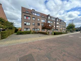 Dit instapklaar appartement met twee slaapkamers is gunstig gelegen aan de Technische-Schoolstraat 29B in Geel. Dankzij de centrale ligging bevinden alle voorzieningen, zoals winkels, horeca, scholen en openbaar vervoer alsook de Markt van Geel zich op wandelafstand. De ligging zorgt voor een snelle verbinding met omliggende gemeenten.<br /><br />Beschrijving:<br />Via de inkomhal, waar zich ook een apart gastentoilet bevindt, komen we binnen in een ruime, lichtrijke woonkamer. Deze sluit naadloos aan op de uitgeruste open keuken, wat zorgt voor een open en aangename leefruimte. Verder beschikt het appartement over een koele berging/wasplaats en 2 volwaardige slaapkamers van 16 en 10 m². Naast de grootste slaapkamer bevindt zich een praktisch ingedeelde badkamer met douche en wastafel. Tot slot beschikt het appartement achteraan over een gezellig terras met een open zicht.<br /><br />Bijkomend is er verplicht een garage bij aan te kopen voor een meerprijs van €20.000.<br /><br />Extra:<br />- EPC: C-label en conforme elektriciteit<br />- Lift aanwezig<br />- Voorzien van rolluiken<br /><br />Voor meer info en/of een plaatsbezoek kan u ons contacteren via 014/72.73.74 of info@vastengoed.be<br /><br />Wenst u een gratis schatting van uw eigendom? Contacteer ons voor een afspraak via 014/72.73.74.