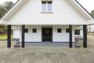 Instapklare villa te koop!<br /><br />Grootste troeven:<br />- Gelegen in een zeer rustige en groene straat<br />- Perceel van bijna 30 are groot<br />- Ruim 419m² woonoppervlakte<br />- Instapklaar<br />- Stroom conform en EPC 158 (label B)<br /><br />Deze eigendom is gelegen in één van de rustigste straten in de villawijk en beschikt over enorm veel privacy. De eigendom ligt op 7km van de Nederlandse grens, in een fantastisch mooie wijk met veel groen.<br /><br />Via de oprijlaan, afgesloten met een elektrische poort, komen we terecht op een prachtig perceel. We vinden een royale inkomhal met vestiairehoek, toegang tot een apart toilet alsook toegang tot een ruime berging. Verder staat de inkomhal in verbinding met de leefruimte en de veranda, beide toegankelijk via dubbele glazen deuren.<br />De leefruimte, opgesplitst in een aparte eethoek, keuken en zithoek, staan toch volledig in verbinding met elkaar. Er ligt een mooie marmeren vloer en in de leefruimte is er ook een open haard aanwezig. De keuken is voorzien van alle nodige toestellen, zoals een inductievuur, oven, magnetron en vaatwasser. Verder beschikt de ruimte ook over een airco en is het geheel ruim 100m² groot.<br /><br />De veranda, voorzien van maar liefst 30 automatische kantelkiepramen met screens en luifel, is een prachtige plek om te vertoeven. Deze ruimte is 60m² groot en heeft een polyvalente invulling. Deze ruimte kan functioneren als leefruimte, als (wo)mancave, sportruimte... De ruimte sluit aan op het aanpalende terras.<br />Verder vinden we toegang tot een volgende ruime kamer (46m²) die momenteel dient als bureauruimte en sport/wellnessruimte. Deze ruimte is ook voorzien van een open haard en beschikt over massieve parket.<br />Ook vinden we de nachthal terug, die toegang geeft tot een bureau/kleine slaapkamer, een apart toilet, een volledig vernieuwde badkamer met inloopdouche en de master bedroom. De master bedroom is ook volledig vernieuwd en voorzien van inbouwkasten en een airco.<br /><br />Op verdiep is er vervolgens nog een apart toilet, extra bergruimtes, een badkamer met bad en lavabo alsook twee slaapkamers. Dit zorgt voor een ideaal verdiep voor eventueel puberende kinderen.<br /><br />Verder is er nog een kelder van 32m², die gebruikt kan worden als stockageruimte of voorraad voor drank/wijn.<br /><br />Deze prachtige woning, waarvan de stroom conform werd gekeurd en de EPC 158 bedraagt (B-label) met 24 zonnepanelen, is perfect instapklaar en opzoek naar een nieuwe eigenaar. Heb jij interesse of vragen?<br /><br />Contacteer ons snel op 011 64 55 00 of mail naar info@vastgoedfransen.be.