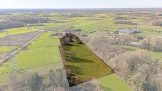 Mooi gelegen te ver- of herbouwen hoeve te koop te Sint-Niklaas (Sinaai) met achterliggende weide.De hoeve bevat een woning en grote stal/schuur en...