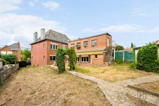 <p>Ruime woning met garage, tuin en tal van mogelijkheden aan de Valkenberg in Brakel.</p><p>Op een gegeerde locatie in Brakel, aan de bekende Valkenberg, bevindt zich deze ruime woning met tal van mogelijkheden. Dankzij de royale volumes, de veelzijdige indeling en de aangename tuin biedt deze eigendom een uitstekende basis voor wie op zoek is naar een ruime gezinswoning die volledig naar eigen smaak kan worden afgewerkt.</p><p>Bij het binnenkomen wordt u verwelkomd in de inkomhal. Rechts bevindt zich een ruime, veelzijdige kamer die tal van mogelijkheden biedt. Ze leent zich perfect als praktijk- of kantoorruimte voor een zelfstandige activiteit, maar kan evengoed worden ingericht als een comfortabele bureauruimte voor wie regelmatig van thuis uit werkt.</p><p>Achteraan bevinden zich de lichtrijke leefruimte en de ruime keuken, beide met een aangenaam zicht op de tuin. Verder beschikt het gelijkvloers over een praktische bijkeuken, een afzonderlijk toilet en een inpandige garage.</p><p>Via de tuin bereikt u bovendien een voormalige duiventil. Dankzij de aanwezige water- en elektriciteitsaansluitingen kan deze ruimte perfect worden ingericht als hobbyruimte, atelier, werkplaats of extra bergruimte.</p><p>Op de eerste verdieping bevinden zich vier ruime slaapkamers en een badkamer met toilet. Daarnaast beschikt de woning over een ruime zolder, die tal van extra mogelijkheden biedt en kan worden ingericht volgens uw eigen wensen.</p><p>Met haar ruime indeling, veelzijdige mogelijkheden en aantrekkelijke ligging aan de iconische Valkenberg is deze woning een uitstekende kans voor gezinnen, thuiswerkers en zelfstandigen die op zoek zijn naar een eigendom met toekomstpotentieel.</p><p>Troeven:<br />- Topligging<br />- Stevige constructie met betonnen verdiepingsvloeren<br />- Veel potentieel: grote ruimtes, vier slaapkamers, ruime zolder<br />- Mogelijkheid tot praktijk, thuiswerkplek of zelfstandige activiteit</p><p>Contacteer Femke via femke@immobeguin.be voor meer informatie of een bezoek.</p>