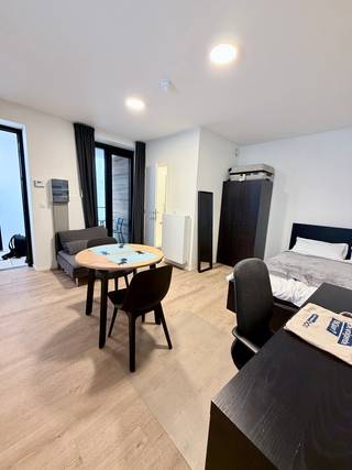 <span><strong>**AJ 2026-2027 - ENKEL STUDENTEN/STUDENTS ONLY**</strong></span><br /><br /><span>In de Eikstraat bieden we met veel plezier deze studio met privatief terras! </span><span>Niet alleen de leuke ligging van het pand is een troef maar ook de faciliteiten in de nabijheid zijn mooi meegenomen. Supermarkten, scholen, campussen, aula’s, faculteiten, printshops, apotheek… op wandel/ fietsafstand. </span><br /><br /><span>De studio is gelegen op de eerste verdieping aan de achterzijde van het gebouw en wordt volledig bemeubeld verhuurd! Bovendien is er een gemeenschappelijke keuken met buitenruimte, ideaal om samen te kokerellen. Je fiets stallen is mogelijk in de inpandige fietsenstalling. </span><br /><span> </span><br /><span><strong><span>Meer informatie of een bezoek ter plaatse: verhuur@connect-immo.be</span> </strong></span><br /><br /><span>Huurprijs: €835 + €70 (provisie voor verwarming en internet) + water en elektriciteit</span><br /><span>* Exclusief studententaks<br /></span>