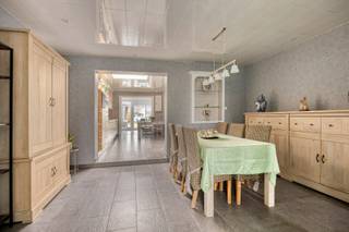 Deze gezellige rijwoning te Duffel-Oost werd doorheen de jaren goed onderhouden en is daardoor perfect instapklaar. <br /><br />De woning bestaat op het gelijkvloers uit een inkomhal met van daaruit de toegang tot de lichtrijke eetplaats. Hier werd bovendien een afzonderlijke slaapkamer voorzien, welke ook perfect kan dienen als bureauruimte of gamekamer. Achterliggend is er de ruime leefkeuken. Er is een afzonderlijke berging en een douchekamer met toilet op het gelijkvloers. Achteraan is er nog de woonkamer met zicht op de tuin. <br /><br />Op de eerste verdieping zijn er nog 2 slaapkamers en is er een badkamer met bad en toilet voorzien. De woning heeft ook nog een compacte, droge kelder. <br /><br />Buiten is er een aangename, omheinde tuin met als grote troef de achteruitgang, waardoor de fietsen veilig opgeborgen kunnen worden. <br /><br />Pandenjagers is een innovatief vastgoedkantoor en kiest bewust voor een unieke en transparante aanpak. Bij ons bestaat de totale aankoopprijs altijd uit twee duidelijke onderdelen: de vraagprijs die bovenaan in de advertentie vermeld staat, plus onze vaste commissie van 10.000 euro incl. BTW. Dankzij deze open prijsstructuur krijgt u als koper vanaf het eerste moment een eerlijke inkijk hoe de totale prijs van het pand tot stand is gekomen. <br /><br />Interesse? Contacteer ons via 015/677.000 of info@pandenjagers.be.