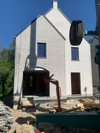 <p><span>Dit is de linkse woning van 2 prachtige nieuwbouw woningen.</span></p><p><span>De woning heeft een E-peil lager dan 20.  Ventilatiesysteem D, is voorzien van zonnepanelen en vloerverwarming.  Een warmtepomp is mogelijk.</span></p><p><span>Welkom in deze prachtige woning in het charmante Meldert, perfect voor wie op zoek is naar ruimte en comfort! Met een bewoonbare oppervlakte van 269 m² biedt dit huis voldoende ruimte voor een groot gezin. </span></p><p><span>Bij binnenkomst wordt u verwelkomd in een ruime en lichte woonruimte die naadloos overgaat in een moderne, volledig uitgeruste keuken. De open indeling zorgt voor een uitnodigende en gezellige sfeer, ideaal voor zowel intieme als uitgebreide bijeenkomsten.</span></p><p><span>De woning beschikt over vier ruime slaapkamers, perfect voor elke gezinssituatie. De hoofdslaapkamer is een oase van rust, die zorgt voor een perfecte nachtrust. Met twee moderne badkamers is er geen gebrek aan comfort en luxe. </span></p><p><span>Bovendien beschikt dit huis over één handige garage, ideaal voor uw voertuig of voor extra opslagruimte. Het prachtige groene perceel biedt ook veel mogelijkheden voor buitenactiviteiten en ontspanning.</span></p><p><span>Strategisch gelegen in een rustige en groene omgeving, maar toch dicht bij alle noodzakelijke voorzieningen. Dit huis biedt de perfecte balans tussen landelijk wonen en modern comfort. </span></p><p><span> </span></p><p><span>Aarzel niet om deze uitzonderlijke eigendom te ontdekken en u te laten verrassen door alles wat het te bieden heeft!</span></p><p><span> </span></p>