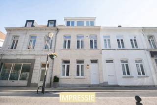 <p>Gelegen in het hart van Turnhout biedt deze eigendom aan de Warandestraat 33 heel wat mogelijkheden. Het pand combineert wonen en werken dankzij de ruime handelsruimte op het gelijkvloers én een gezellige woonst erboven. Ideaal voor wie een winkel, praktijk of kantoor aan huis wil combineren met comfortabel wonen.</p>
<p>Bovendien komt dit pand in aanmerking voor interessante <strong>renovatiepremies</strong> voor gevelrenovatie, herbestemming tot woonst of verbouwing van de handelsruimte (onder voorwaarden Stad Turnhout - premiestelsel 2026).</p>
<p><strong>Indeling:</strong></p>
<ul>
<li>
<p>Gelijkvloers: ruime handelsruimte met grote vitrine, keuken, apart toilet en mogelijkheden tot herbestemming.</p>
</li>
<li>
<p>Eerste verdiep: leefruimte in 2 niveau's met veel lichtinval en aanhorend terras, slaapkamer en badkamer.</p>
</li>
<li>
<p>Tweede verdiep: overloop, 2 slaapkamers, en wasplaats met ingemaakte kasten.</p>
</li>
<li>
<p>Kelder aanwezig.</p>
</li>
</ul>
<p><strong>Troeven:</strong><br />Strategische ligging in de overgangszone van het kerngebied met zichtbare vitrine.<br />Interessante premieopties.<br />Conforme elektrische keuring.<br />EPC simulatie na eerdere vervanging van ramen -> C Label.<br /><br /></p>
<p><strong>Ligging:</strong><br />Op wandelafstand van winkels, openbaar vervoer en het stadscentrum. Parkeergelegenheid in de buurt.</p>
<p><strong>Extra:</strong><br />Na renovatie zijn er mogelijkheden om het handelspand volledig als eengezinswoning te gebruiken of een opsplitsing van beiden te voorzien, mits vergunning en aanpassingen. Ideaal voor investeerders, zelfstandigen of starters.</p>