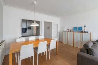 <p>Te koop: gerenoveerd appartement op de Zeedijk in Nieuwpoort, met prachtig zeezicht en op wandelafstand van alle nodige faciliteiten.</p>

<p> </p>

<p>Dit appartement bevindt zich pal in het hart van Nieuwpoort-Bad.<br />Dankzij de kwalitatieve renovatie geniet u van een frisse, moderne afwerking.<br />De twee ruime slaapkamers bieden comfort voor zowel permanente bewoning als vakantieverblijf.<br />Vanuit de woonkamer en het terras heeft u een onbelemmerd uitzicht op zee en duinen – een unieke troef voor wie houdt van rust en natuur.</p>

<p> </p>

<p>Belangrijkste ruimtes:<br />• Lichte woonkamer met panoramisch zeezicht<br />• Moderne keuken met praktische indeling<br />• Twee ruime slaapkamers<br />• Terras achteraan met zicht op het hinterland<br />• Badkamer met ligbad (douche) en wastafel<br />• Apart toilet<br />• Berging voor extra opslag met aansluiting wasmachine<br />• Inkomhal</p>

<p> </p>

<p>Troeven:<br />• Twee ruime slaapkamers<br />• Recent gerenoveerd<br />• Prachtig zeezicht</p>

<p> </p>

<p>Neem vandaag nog contact op met uw ERA-makelaar voor een bezoek.<br />058 222 222 of op gert@eraservimo.be</p>

<p> </p>

<p>JOUW DROOMAPPARTEMENT. ZO GEVONDEN!</p>