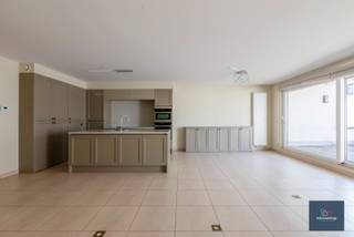 SCHRIJF U IN VOOR HET BEZOEKMOMENT : ZIE WEBSITE : Dit aangenaam en lichtrijk appartement met ruim terras, staanplaats en garagebox wordt...