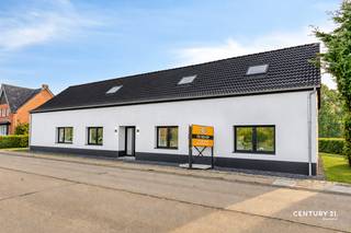 Ontdek deze volledig gerenoveerde hoeve aan de Begijnendijksesteenweg in Gelrode. De woning combineert de authentieke charme en het ruimtegevoel van een hoeve met het comfort en de energiezuinigheid van een hedendaagse woning.<br /><br />Binnen zorgen de hoge plafonds voor een bijzonder ruimtelijk en karaktervol gevoel. De woning beschikt over 4 volwaardige slaapkamers, waarvan 2 op het gelijkvloers, en maar liefst 2 badkamers. Hierdoor is ze ideaal voor gezinnen, maar ook voor wie gelijkvloers wil kunnen wonen.<br /><br />Met een EPC-label A is de hoeve bovendien uitstekend geïsoleerd en energiezuinig. De aanwezige zonnepanelen dragen verder bij aan een laag energieverbruik.<br /><br />De ligging is een belangrijke troef: vlak bij winkels, scholen en andere voorzieningen, met een vlotte verbinding naar de E314.<br /><br />Aan de linkerzijde van de woning bevindt zich een oprit, waardoor er voldoende parkeergelegenheid is op eigen terrein. De tuin wordt nog volledig afgewerkt, zodat ook de buitenruimte helemaal tot zijn recht zal komen.<br /><br />Een unieke combinatie van landelijke charme, hoge plafonds, hedendaags comfort en energiezuinig wonen op een uitstekend bereikbare locatie.