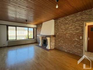 <p><span>Centraal gelegen appartement op de 1ste verdieping (geen lift). Het appartement bestaat uit een inkomhal met apart gastentoilet, een ruime woonkamer, een keuken die voorzien is van volgende toestellen: 1,5 spoelbak - vuur met oven - dampkap. Er zijn 2 slaapkamers aanwezig en een badkamer, die beschikt over een ligbad/douche en een enkele lavabo met meubelkast. De keuken geeft toegang tot een veranda met veel lichtinval. Verder is er nog een ruime garagebox aanwezig. Geen gemeenschappelijke kosten. Onmiddelijk beschikbaar. Voor meer informatie en/of bezichtiging: www.immomk.be</span></p>