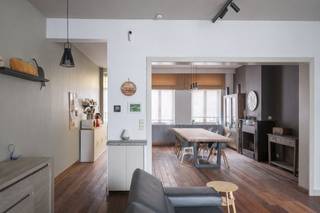 In de Oswald Ponettestraat vind je deze ruime en karaktervolle herenwoning met ca. 314 m² bewoonbare oppervlakte op een perceel van ± 300 m². Een woning die uitblinkt door haar doordachte indeling, lichtinval en veelzijdigheid.

Het gelijkvloers biedt twee grote leefruimtes, aangevuld met twee multifunctionele ruimtes die rechtstreeks uitgeven op het terras en de tuin. Ideaal als bureau, praktijkruimte, wasplaats, berging, extra leefruimte of zorgunit. Op dit niveau zijn ook een badkamer en een apart toilet aanwezig. Dankzij deze indeling is de woning perfect geschikt voor vrij beroep, kangoeroewonen, zorgwonen of wonen-werken.

De eigenlijke woonverdieping bevindt zich op het eerste verdiep en vormt het warme hart van de woning: een ruime open leefruimte met open haard, waar living, eetkamer en keuken naadloos in elkaar overlopen, aangevuld met een slaapkamer en een badkamer. Vanuit deze verdieping heb je toegang tot een terras met zicht op de tuin.

Op het tweede verdiep bevinden zich drie volwaardige slaapkamers en een derde badkamer.
Daarnaast is er nog een ruime zolder die verder kan ingericht worden.

Achteraan geniet je van een gezellige stadstuin. Een woning met karakter, ruimte en uitzonderlijke flexibiliteit, op wandelafstand van het centrum van Ronse.

Laat je verrassen tijdens een bezoek ter plaatse en ontdek zelf het enorme potentieel van deze unieke herenwoning.