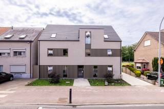 Stijlvol nieuwbouwappartement te huur in Tongerlo!<br /><br />In de Meulemanslaan 17 te Tongerlo bevindt zich dit kleinschalige nieuwbouwproject met slechts vijf appartementen, rustig gelegen met mooi zicht op het park.<br /><br />Het appartement combineert comfort en energiezuinigheid en beschikt over een lichtrijke leefruimte met open, volledig ingerichte keuken, slaapkamers, moderne badkamer, berging en apart toilet.<br /><br />Vanuit de leefruimte heb je toegang tot een ruim terras waar je in alle rust kan genieten van het groene uitzicht.<br /><br />Extra troeven zijn de privatieve berging en autostaanplaats.<br /><br />Kortom, een kwalitatief afgewerkt en instapklaar nieuwbouwappartement op een rustige ligging in Tongerlo.<br /><br />Vaste kosten: 95 euro: O<span>nderhoud tuin, gemene delen, elektriciteit en water gemene delen,…</span><br /><br />Bel ons op 014/95.37.50 of mail naar secretariaat@degroot-celen.be