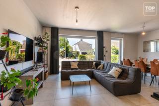 Dit instapklare en energiezuinige gelijkvloerse appartement, gebouwd in 2021, is gelegen in een kleinschalige residentie met slechts vier appartementen.<br /><br />Het appartement beschikt over een aangename, lichtrijke leefruimte met open keuken en een directe aansluiting op het terras.<br /><br />Verder zijn er twee ruime slaapkamers, waarvan één voorzien is van praktische maatwerkkasten, een apart toilet en een mooie badkamer met inloopdouche.<br /><br />In het appartement bevindt zich eveneens een praktische berging met de technieken en aansluiting voor de wasmachine.<br /><br />Daarnaast is er een zeer ruime zolder ter beschikking, ideaal als extra bergruimte.<br /><br />Dankzij het EPC-label A en de zonnepanelen is het appartement bijzonder energiezuinig.<br /><br />Buiten beschikt het appartement over een terras en een staanplaats aan de voorzijde en achteraan bevindt zich een aangename tuin met rechtstreekse toegang tot de garage.<br /><br />De rustige ligging nabij de dorpskern is een bijkomende troef. Winkels, scholen en andere voorzieningen bevinden zich in de nabije omgeving, terwijl de N9 zorgt voor een vlotte verbinding richting Gent en omliggende gemeenten.<br /><br />Een recent, energiezuinig en instapklaar appartement met twee ruime slaapkamers, tuin, garage, staanplaats en een zeer ruime zolder.<br /><br />Bel TOP Vastgoed voor meer informatie of een bezoek op 0475 700 700.