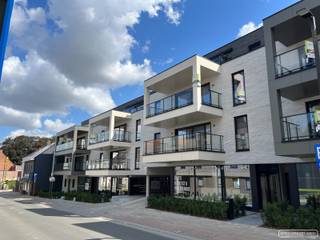 <p>Dit tweeslaapkamerappartement in residentie L'Eglize verwelkomt je met een <strong>ruime inkomhal met vestiaire en gastentoilet</strong>. De volledig <strong>uitgeruste keuken</strong> is voorzien van een combi-oven, kookplaat, spoelbak, ingebouwde koelkast en vaatwas en sluit naadloos aan op een handige <strong>berging</strong> met aansluiting voor wasmachine en droogkast. De<strong> lichtrijke leefruimte</strong> biedt alle ruimte voor een <strong>gezellige eethoek en zithoek</strong>, en geeft rechtstreeks toegang tot <strong>terras van maar liefst 12,5 m².</strong> Verder beschikt het appartement over <strong>twee slaapkamers </strong>en een <strong>stijlvolle badkamer met dubbele lavabo, spiegelkast en inloopdouche</strong>. In de kelder is een staanplaats en berging voorzien.</p>
<h3>Troeven</h3>
<ul>
<li>E-peil van 30</li>
<li>Vloerverwarming met warmtepomp</li>
<li>volledig geschilderd, voorzien van lichtarmaturen en gordijnrails</li>
<li>Gemeenschappelijk afvallokaal</li>
<li>Afgesloten fietsenberging op het gelijkvloers</li>
<li>Bezoekersparking voor de deur</li>
<li>Elektrisch laden achteraan mogelijk op korte termijn</li>
</ul>
<br />Huurprijs: € 875 + € 50 syndic<br />Beschikbaar vanaf 1 september
<h3><span> Interesse in een bezoek? Bel me gerust!</span></h3>