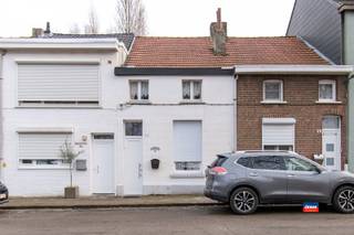 <p><span>HOBOKEN | TE RENOVEREN RIJWONING MET TWEE SLAAPKAMERS EN TUIN | EPC F |</span></p><p><span>Indeling als volgt: inkom/traphal - woonkamer - geïnstalleerde keuken met toestellen - badkamer met ligbad, lavabo en toilet - tuin met tuinhuis.</span></p><p><span>Eerste verdieping: twee slaapkamers. Bergzolder. Mits vergunning uitbreiding/verbouwing mogelijk.</span></p><p><span>Gelegen in een rustige straat van de woonwijk Oud Moretusburg, op wandelafstand van winkels, scholen en openbaar vervoer.</span></p><p><span>Ruime parking aan de overkant. </span></p><p><span>Voor deze woning geldt een renovatieverplichting wat betreft energiezuinigheid, binnen de 6 jaar na aankoop van de woning.</span></p><p><span> </span></p>