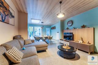 Aan het centrum van Sint-Kruis vinden we deze gerenoveerde woning met tuin. De woonst werd in 2024 vernieuwd en biedt verrassend veel...