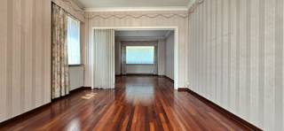 Voor een afspraak bel Kim 0473 72 33 62.<br /><br />Karaktervolle woning OB met 3 slaapkamers landelijk gelegen op een grondoppervlakte van 1209ca.<br />De woning is deels nog te renoveren.<br />De woning staat op 1 minuut rijden van het centrum van Lummen met zijn horeca, supermarkten, bakkers, apothekers, dokters, banken, kleuter- lagere -en middelbare school, kinderopvang, het bussenknooppunt.<br /><br />Op 2 minuutjes rijden van de op -en afritten E313/E314. <br /><br />INDELING<br />Gelijkvloers: via de ruime inkomhal van 10,50m² kom je in de leefruimte met airco.<br />Vanuit de leefruimte kijk je in de veranda en heb je uitzicht op de mooie tuin die groot genoeg is voor spelende kinderen of huisdieren.<br />Via de leefruimte kan je naar een extra zitplaats en de keuken. Achter de keuken heb je het toilet en de CV-ruimte met douche.<br />Verdiep: op de verdieping heb je een badkamer met ligbad en een toilet en er zijn ook de 3 slaapkamers van 14,50m², 15m² en 10m².<br />Boven de ganse bovenverdieping is een zolder.<br />De kelder van 10 m².<br /><br />Ramen PVC dubbel glas.<br />Centrale verwarming op stookolie. Er ligt aardgas in de straat.<br />EPC label F <br />Niet gelegen in overstromingsgevoelig gebied<br /><br />Alle documenten zijn te raadplegen op onze website www.immobennysimons.be <br /> 