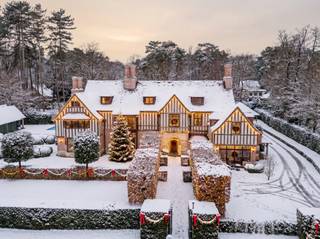 Prachtige Engelse Tudor Villa volledig onderkelderd (338m²) met oa. 4 woonkamers, eetkamer, 5 slaapkamers, 4 badkamers en gigantische polyvalente zolder op toplocatie en met ca. 2.980m². Apart garage/carport gebouw en wellness/tuin-kamer.<br /><br />Indeling gelijkvloers:<br />Statige inkomhal met via de dubbele deur naar één van de woonkamers de doorkijk naar de tuin en de lange gang met toegang tot de verschillende salons en de lift. De centraal gesitueerde statige trap brengt ons tot de verschillende verdiepen. <br />Centraal in deze villa de 1e woonkamer, links ervan het 2e salon met zeer mooie antieke haard. Verder nog het 3de en 4de salon. De éné (30m²) ook met antieke openhaard en voorzien als tv-kamer en de andere (26m²) voorzien als bibliotheek.<br />In de rechter vleugel van deze villa treffen we de prachtige eetkamer (33m²) met aansluitend de zeer ruime woonkeuken met ontbijthoek en ernaast de berging/ wasplaats. <br /><br />Eerste verdieping:<br />De trap en de lift komen beide tot de centrale nachthal. In de linker vleugel van de villa vinden we de Mastersuite. Deze bestaat uit een zeer ruime slaapkamer (36.5m²), de prachtige badkamer (18,75m²), de dressing (22m²) en de Study (24.8m²). In de rechter vleugel, de diensttrap, de 3 gastenkamers met elk hun eigen badkamer en dressing.<br /><br />Tweede verdieping:<br />Via de diensttrap komen we tot deze gigantische ruimte met parket welke volledig als appartement (119m²) kan ingericht worden. Hiervoor werden er reeds plannen gemaakt.<br /><br />Bijzonderheden:<br />- De volledige woning bestaat uit antieke recuperatie materialen<br />- Alle materialen werden in perfecte harmonie geplaatst.<br />- Alle hyper modern comfort zoals domotica, ed.<br />- Tuin onder architectuur, voorzien van beregening, verlichting, zwembad