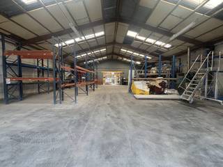 Bedrijfsgebouw bestaande uit een magazijn van ca. 1.200 m² en buitenopslag van ca. 1.500 m² te huur in de industriezone "Gullegem...