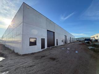 Op een strategische en vlot bereikbare locatie in Evergem bevindt zich deze nieuwbouw KMO-unit met een oppervlakte van 406 m².De unit is ideaal als...