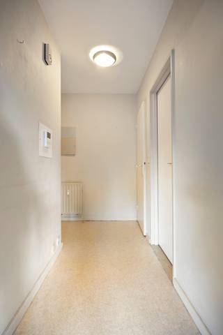 Tussen de grote en kleine ring van Hasselt, aan de Casterstraat, vindt u deze gezellige studio op de eerste verdieping! Een knus en lichtrijke studio met een knap uitzicht op de omgeving. <br /><br />Met een bewoonbare oppervlakte van ca. 40 m² is deze studio uitermate geschikt als investering of als eerste woonst. <br /><br />Door haar centrale ligging zijn alle voorzieningen zoals openbaar vervoer, winkels en scholen in de nabije omgeving gelegen. Een centrale maar toch rustige en gezellige ligging typeren deze buurt.<br /><br />De studio beschikt over een inkomhal met aparte toilet, voorzien van een handwasbakje en een badkamer met bad en wastafel. Verder vervolledigt de open leefruimte met keuken de studio. De keukenhoek is voorzien van wandtegels, elektrische kookplaat, dampkap, kastruimte en wastafel. Het terras is bereikbaar via de leefruimte en zorgt voor de nodige lichtinval en buitenruimte. De grote raampartijen in de leefruimte zorgen voor extra veel licht en zorgen voor een gezellig en ruim uitzicht.<br /><br />Een kelderberging is inbegrepen in de verkoopprijs en deze zorgt voor extra stockrageruimte in de kelderverdieping. <br /><br />Enkele pluspunten op een rijtje:<br />+ Zeer gunstig epc van 135 kWh/m² jaar!<br />+ Centraal gelegen <br />+ Rustige ligging omgeven door groen<br />+ Kelderberging mee inbegrepen <br />+ Ideale investering<br /><br />Heeft u interesse in deze studio of wenst u een bezoek ter plaatse? Neem contact op met Stephanie Odeurs op het nummer 0474-73 64 84 of via mail stephanie@vestio.com.