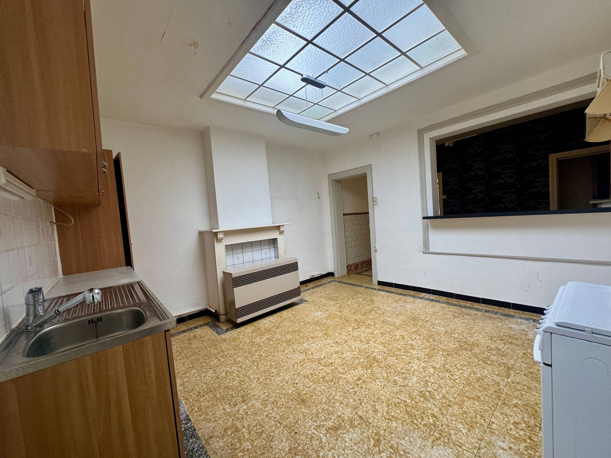 Te renoveren woning met mogelijkheid tot 3 slaapkamers in Roeselare - foto 4