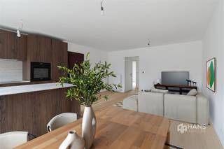 <p><span>Jennevallaan 22 (glv) - Boechout</span></p><p><span> </span></p><p><span> </span></p><p><span> </span></p><p><span>Gerenoveerd appartement (73m²) met 2 slaapkamers, garage en tuin in Boechout</span></p><p><span>In de Jennevallaan woon je in een rustige, aangename woonomgeving op een boogscheut van het centrum van Boechout. Winkels, supermarkten, scholen en andere voorzieningen bevinden zich vlakbij. Ook de P+R ligt op wandelafstand, waardoor je geniet van een vlotte verbinding met het openbaar vervoer. Een ideale locatie voor wie rust en bereikbaarheid wil combineren.</span></p><p><span>Het gelijkvloersappartement werd in 2026 grondig gerenoveerd, waarbij bijzondere aandacht werd besteed aan een kwalitatieve afwerking. Zo werden onder meer de parketvloeren, de keuken en de condensatieketel vernieuwd. Daarnaast beschikt het appartement over conforme elektriciteit en werd de badkamer reeds in 2020 vernieuwd. Dankzij deze investeringen geniet je van een gunstige EPC-score en een instapklare woonst. De vaste kosten bedragen €140 per maand en er zijn aparte meters voor gas en elektriciteit.</span></p><p><span>Via de driepuntsveiligheidsdeur kom je binnen in de lichtrijke leefruimte met open keuken, samen goed voor een oppervlakte van circa 32 m². De moderne keuken is volledig uitgerust met een kookvuur, dampkap, spoelbak, ingebouwde oven, vaatwasser, koelkast en diepvriezer.</span></p><p><span>De hal geeft toegang tot een praktische berging/wasplaats, een apart toilet en de stijlvolle badkamer van 5 m², voorzien van een inloopdouche, lavabomeubel en handdoekdroger.</span></p><p><span>Aan de rustige achterzijde bevinden zich twee slaapkamers van 8 m² en 14 m². Vanuit de kleinste slaapkamer heb je rechtstreeks toegang tot de gemeenschappelijke tuin, die onderhouden wordt door de mede-eigendom en waar je zorgeloos van het groen kan genieten.</span></p><p><span>Een extra troef is de garagebox achter het gebouw, die apart aan te kopen is voor €18.500.</span></p><p><span>Ben je op zoek naar een instapklaar, energiezuinig appartement met garage en een rustige ligging nabij het centrum van Boechout? Mis deze kans niet! Bewoonbare opp. .73m² – ref.: bruto vloeropp. Voor meer info of een gratis schatting surf naar </span><span><span>www.hansimmo.be</span></span></p><p><span> </span></p>