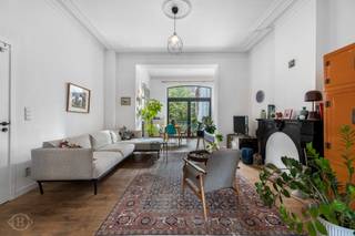 Op een uitzonderlijke locatie aan het Ladeuzeplein bevindt zich dit bijzonder charmante 1-slaapkamerappartement met een bewoonbare oppervlakte van ca. 77 m². Het appartement combineert authentieke elementen met hedendaags wooncomfort en geniet dankzij de hoge plafonds, sierlijsten, karaktervolle schouw, houten vloeren en grote raampartijen van een unieke uitstraling en bijzonder aangename lichtinval. De ruime leefruimte sluit mooi aan op de eetplaats en de ingerichte keuken. Verder beschikt het appartement over een volwaardige slaapkamer en een moderne badkamer met douche. Een absolute troef is de uitzonderlijke buitenruimte: achteraan bevindt zich een ruim terras dat aansluit op een grote, groene stadstuin, een echte zeldzaamheid op zo’n centrale locatie in Leuven. Het appartement wordt onbemeubeld verhuurd, inclusief koelkast, en is beschikbaar vanaf 1 november 2026. Er wordt bij voorkeur gezocht naar een profiel dat zich hier voor langere termijn wil vestigen, waardoor het appartement bijzonder geschikt is voor young professionals die centraal en comfortabel willen wonen. Dankzij de ligging aan het Ladeuzeplein bevinden het station, winkels, horeca, faculteiten en alle voorzieningen van het stadscentrum zich op wandelafstand. De huurprijs bedraagt €1.295 per maand, aangevuld met een provisie van €150 per maand voor de gemeenschappelijke kosten, gas, water en elektriciteit. Internet dient afzonderlijk door de huurder te worden voorzien. Interesse of graag een bezoek? Contacteer ons via info@homies.be of 016 15 37 11. HOMIÉS, an Eye for Immo.<br /> 