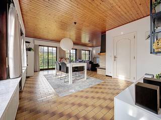 Deze mooi verzorgde bungalow is zeer rustig gelegen in een doodlopende, groene straat in Gistel. Op het gelijkvloers vind je de inkomhal met een...