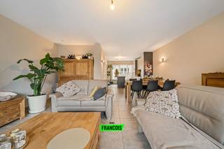 Dit charmante huis in de Smidsestraat biedt alles wat u zoekt voor comfortabel en gezellig wonen. Met drie ruime slaapkamers en een ruim terras...