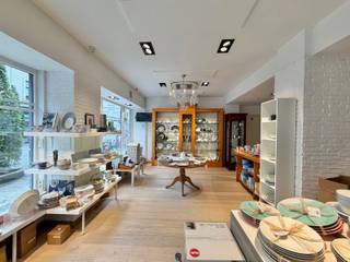 Gelegen aan de Defacqzstraat, op een steenworp van de Louizalaan en het Stefanieplein, geniet deze commerciële ruimte van een toplocatie met uitstekende zichtbaarheid dankzij de brede etalage.<br />So Estates biedt u deze handelsruimte van ongeveer 80 m² aan, ideaal voor tal van detailhandelsactiviteiten. Boetiek, showroom, conceptstore, interieurdecoratie, mode of accessoires: dit pand biedt tal van commerciële mogelijkheden.<br />Zeker een bezoek waard!