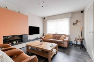 <p><span>Perfect onderhouden en instapklare gezinswoning in Oeselgem (Dentergem)</span></p><p><span> </span></p><p><span>Deze perfect onderhouden en instapklare gezinswoning met een bewoonbare oppervlakte van 119 m² uit 1992 is rustig gelegen in het centrum van Oeselgem, op wandelafstand van het dorpsplein, de school en diverse horecazaken. Dankzij de totaalrenovatie in 2013 en de recente investeringen in duurzame technieken biedt deze woning hedendaags comfort in combinatie met een aangename en huiselijke sfeer. </span></p><p><span> </span></p><p><span>INDELING</span></p><p><span>Gelijkvloers: Inkomhal – apart toilet – open leefruimte met gezellige houthaard - eetruimte - volledig uitgeruste keuken met eiland – veranda - technische ruimte </span></p><p><span>1e verdieping: nachthal - badkamer met inloopdouche, toilet en dubbele lavabo – slaapkamer 1 – slaapkamer 2 – dressing (of extra slaapkamer)</span></p><p><span>2e verdieping: via een vaste trap werd de tweede verdieping omgebouwd tot een volwaardige derde slaapkamer</span></p><p><span>Buiten geniet je van een lichtrijke, volledig omheinde tuin met terras en onderhoudsvriendelijke beplanting. Achteraan beschikt de woning bovendien over een rechtstreekse toegang tot een dubbele garage, ideaal voor het stallen van wagens, fietsen of extra bergruimte. </span></p><p><span> </span></p><p><span>TROEVEN </span></p><p><span>· Grondige totaalrenovatie in 2013: sanitair, elektriciteit, keuken, badkamer, dakisolatie en buitengevel <br />· Sinds 2023 extra geïnvesteerd in nieuwe radiatoren, zonnepanelen en een thuisbatterij<br />· Perfect onderhouden en instapklaar <br />· Dubbele garage met toegang achteraan<br />· Vlotte verbinding richting Waregem, Kortrijk, Deinze, ...<br /><br /></span></p><p><span>Een ideale gezinswoning voor wie op zoek is naar een instapklaar en goed onderhouden huis met een aangename tuin, voldoende bergruimte en heel wat hedendaags comfort. </span></p><p><span> </span></p><p><span>Voor meer informatie of een bezoek, neem contact op met Ellen: 0474 86 04 52 of ellen@heritagevastgoed.be</span></p><p><span>INFO</span><span><br />- Vrij bij akte<br />- EPC label C (257 kWh/m² jaar)<br />- Stedenbouwkundige inlichtingen: in aanvraag<br />- Watertoets: perceelscore A | gebouwscore A<br />- De bovenvermelde bewoonbare oppervlakte betreft de bruto oppervlakte zoals vermeld in het EPC-attest</span></p><p><span> </span></p>